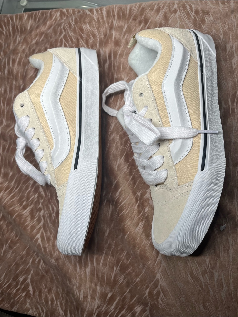 Low-Top Sneakers in Beige and White with Signature Side Stripe 8.5 men’s, 10 wms